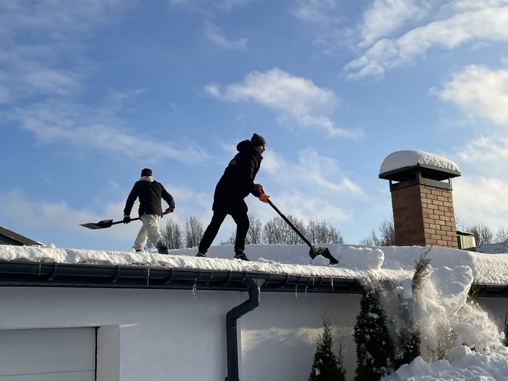 Очистка кровли от снега наледи и сосулек в Минске