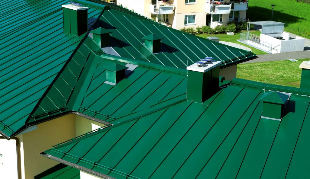 Покраска крыши дома