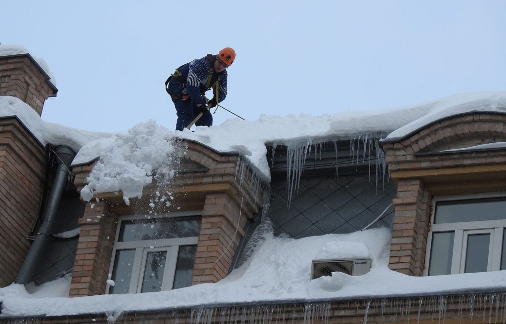 Очистка снега крыши от наледи сосулек снега в Минском районе, частный дом